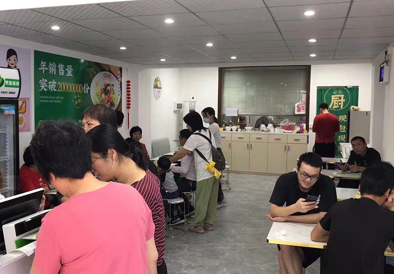 胃口福餃子是一種以傳統餃子為基礎，并結合現代制作工藝和口味進行創新的餃子，因其美味可口，倍受消費者的歡迎。如今，加盟胃口福餃子已成為許多創業者關注的焦點。那么，胃口福餃子加盟電話和加盟費明細都是哪些呢？接下來，我們就來詳細了解一下。 胃口福餃子加盟電話： 作為一家知名的連鎖品牌，胃口福餃子在全國范圍內都設有加盟店，如今已經成為了當地美食市場的領導者。因此，如果您想成為胃口福餃子的加盟商，那么您可以撥打如下電話咨詢加盟相關事宜： 胃口福餃子加盟電話：400-063-3653 通過撥打以上電話，您可以獲得胃口福餃子加盟的詳細信息和加盟流程，當然也可以直接去胃口福餃子官網進行了解。 胃口福餃子加盟費用： 除了電話咨詢胃口福餃子加盟的相關事宜之外，了解胃口福餃子加盟費用也是創業者們非常關心的問題。在此，我們來介紹一下胃口福餃子加盟的費用明細。 加盟費用： 創業者需要交納約10萬元的加盟費用（根據加盟店規模不同，費用也會有所不同），這筆費用將用于購買胃口福餃子的帶有品牌標志的裝修材料、設備、開業支持、培訓等方面。 首批進貨金： 創業者還需要投入25萬元左右的首批進貨金。胃口福餃子總部承諾，這筆費用可以在短時間內返還給創業者。 其他費用： 除了加盟和進貨費用外，創業者還需要考慮其他開店所必需的費用，例如房租、員工工資、水電費等，這些費用根據店面面積和員工數量等因素而不同，創業者需要進行詳細的測算。 以上是關于胃口福餃子加盟電話和費用明細的介紹，相信這些信息對于創業者來說非常有幫助。如果您對于胃口福餃子加盟還有其他疑問或者想要了解更多信息，可以撥打胃口福餃子官方電話或者進入其官網進行了解。