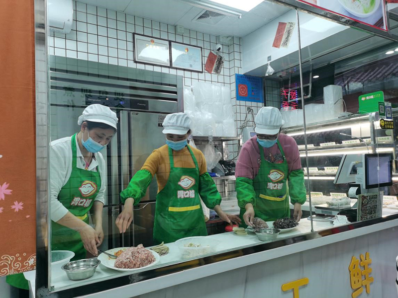 胃口福餃子是一種以傳統餃子為基礎，并結合現代制作工藝和口味進行創新的餃子，因其美味可口，倍受消費者的歡迎。如今，加盟胃口福餃子已成為許多創業者關注的焦點。那么，胃口福餃子加盟電話和加盟費明細都是哪些呢？接下來，我們就來詳細了解一下。 胃口福餃子加盟電話： 作為一家知名的連鎖品牌，胃口福餃子在全國范圍內都設有加盟店，如今已經成為了當地美食市場的領導者。因此，如果您想成為胃口福餃子的加盟商，那么您可以撥打如下電話咨詢加盟相關事宜： 胃口福餃子加盟電話：400-063-3653 通過撥打以上電話，您可以獲得胃口福餃子加盟的詳細信息和加盟流程，當然也可以直接去胃口福餃子官網進行了解。 胃口福餃子加盟費用： 除了電話咨詢胃口福餃子加盟的相關事宜之外，了解胃口福餃子加盟費用也是創業者們非常關心的問題。在此，我們來介紹一下胃口福餃子加盟的費用明細。 加盟費用： 創業者需要交納約10萬元的加盟費用（根據加盟店規模不同，費用也會有所不同），這筆費用將用于購買胃口福餃子的帶有品牌標志的裝修材料、設備、開業支持、培訓等方面。 首批進貨金： 創業者還需要投入25萬元左右的首批進貨金。胃口福餃子總部承諾，這筆費用可以在短時間內返還給創業者。 其他費用： 除了加盟和進貨費用外，創業者還需要考慮其他開店所必需的費用，例如房租、員工工資、水電費等，這些費用根據店面面積和員工數量等因素而不同，創業者需要進行詳細的測算。 以上是關于胃口福餃子加盟電話和費用明細的介紹，相信這些信息對于創業者來說非常有幫助。如果您對于胃口福餃子加盟還有其他疑問或者想要了解更多信息，可以撥打胃口福餃子官方電話或者進入其官網進行了解。