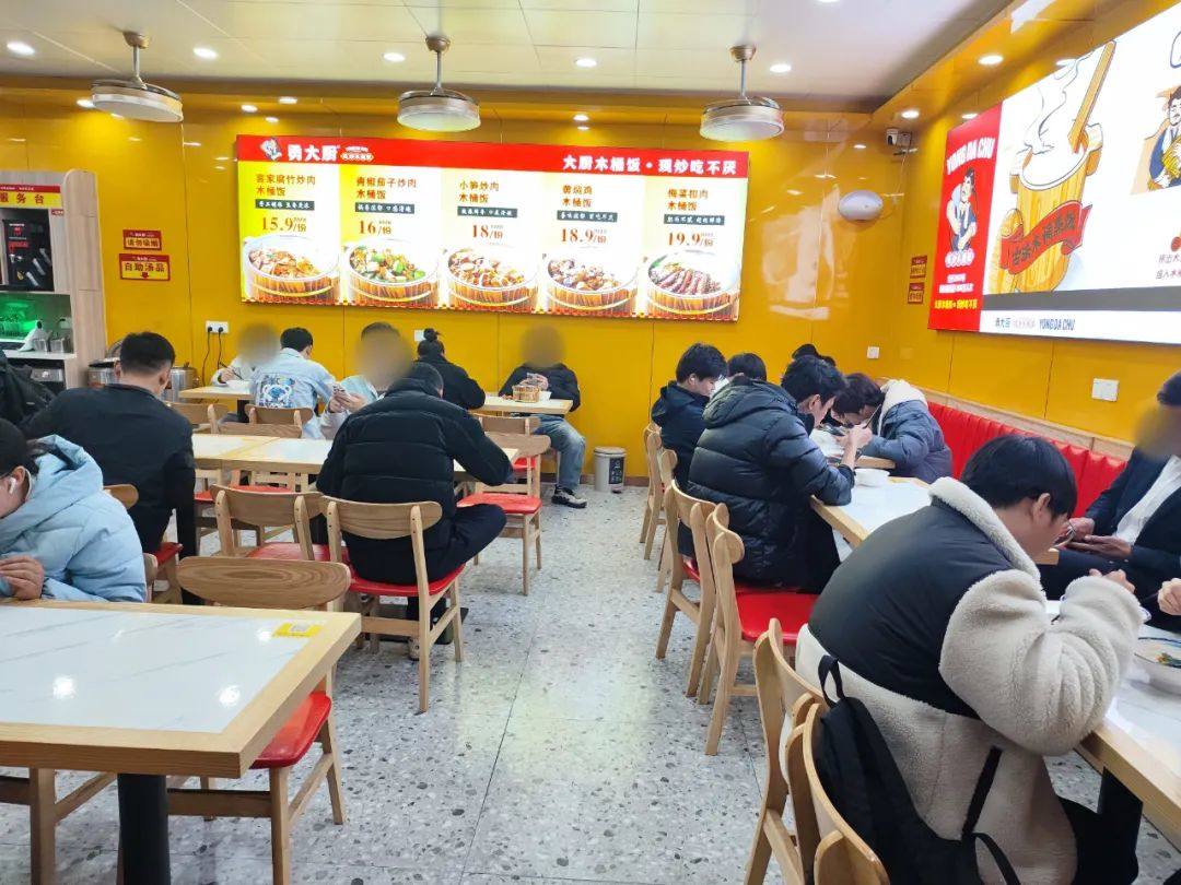 15元吃飽、猛火現炒……它瘋狂收割一線城市打工人